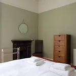 2 Bedroom Stockbridge Apartment
